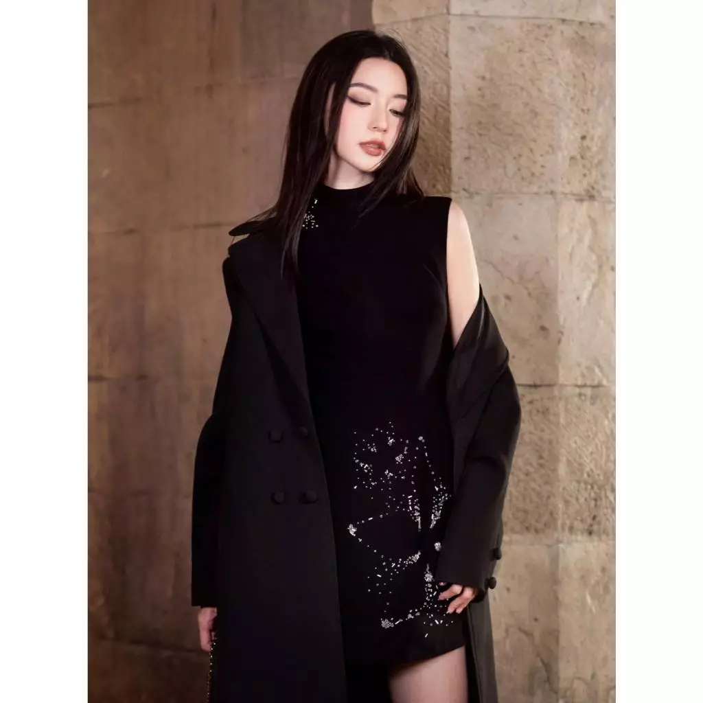 Đầm mini dáng chữ A đính saquin và áo măng tô dáng dài chất liệu mega đen cao cấp - TARYN COAT + VILLIAN